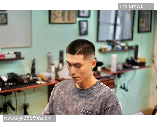 足球明星美式圆寸发型的魅力与风格解析 足球明星美式圆寸发型的魅力与风格解析