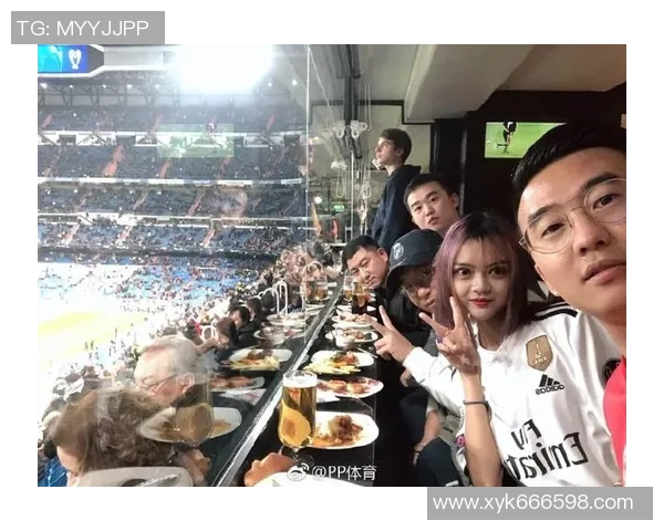 香港足球明星在贵州街头畅游体验当地文化与美食之旅 香港足球明星在贵州街头畅游体验当地文化与美食之旅