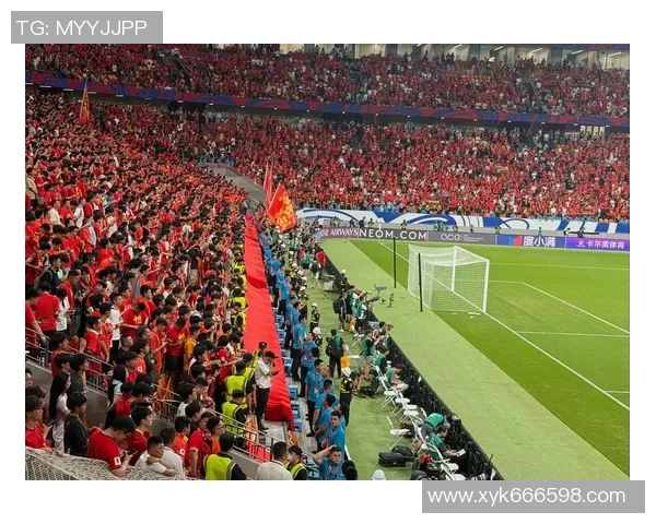 当足球明星冲向看台瞬间引发的狂热与感动背后的故事 当足球明星冲向看台瞬间引发的狂热与感动背后的故事