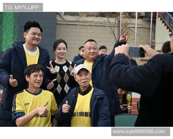 足球明星比心合影展现友谊与团结的力量,传递热爱与激情的足球精神 足球明星比心合影展现友谊与团结的力量,传递热爱与激情的足球精神